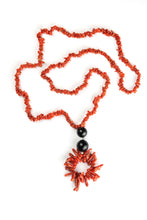 Carica l'immagine nel visualizzatore di Gallery, Collana lunga con frammenti di corallo rosso del Mediterraneo e agata nera