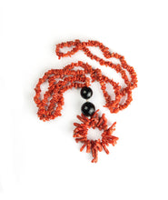Carica l'immagine nel visualizzatore di Gallery, Collana lunga con frammenti di corallo rosso del Mediterraneo e agata nera