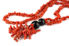 Carica l&#39;immagine nel visualizzatore di Gallery, Collana lunga con frammenti di corallo rosso del Mediterraneo e agata nera
